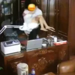 Người đàn ông thân mật với nhiều phụ nữ trong clip “gây bão” bị buộc thôi việc