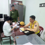 Buông tay “làm clip sống ảo” giữa đường, cô gái ở TPHCM bị tịch thu xe và xử phạt nặng