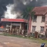 Cháy lớn tại kho cơ khí sát cây xăng ở TP.HCM, người dân hoảng hốt báo cơ quan chức năng